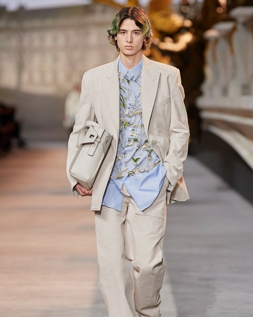 Áo màu kem phối với quần màu gì cho nam