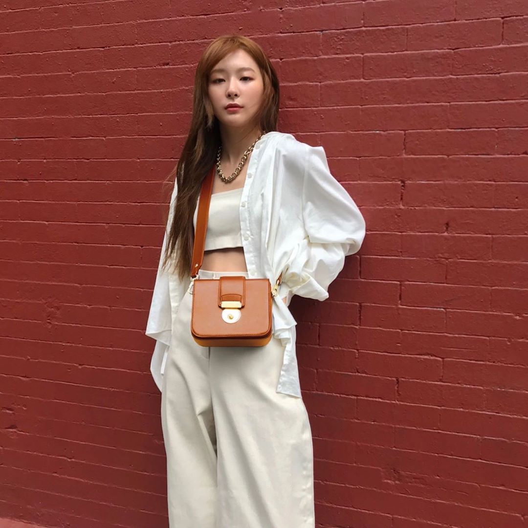 Phụ kiện phối với áo sơ mi trắng