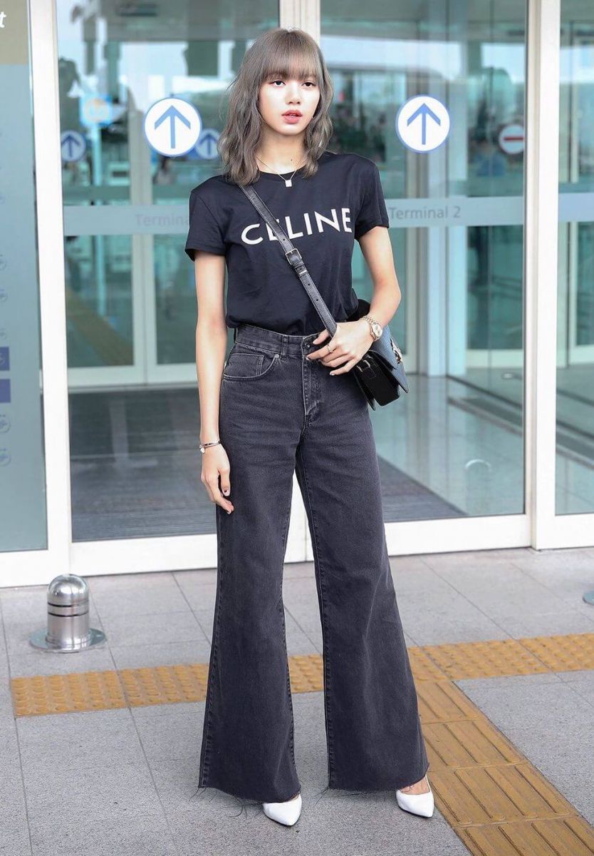 Quần ống loe phối với giày sneaker