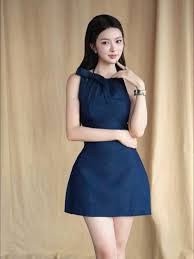 Váy yếm jean phối với áo gì cho mùa đông