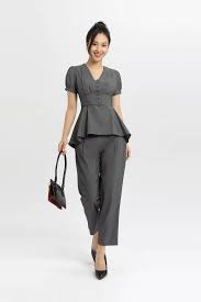 Quần tây xám phối áo đen sang trọng