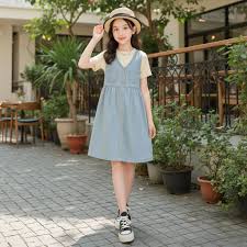 Váy yếm jean mặc với áo kẻ ngang