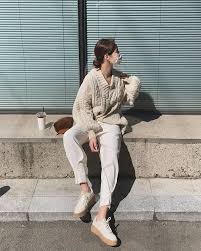 Phối đồ với quần jean trắng và áo croptop