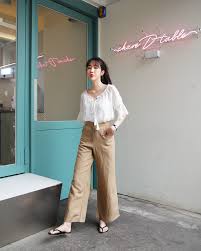 Cách phối đồ với áo màu kem và quần tối màu