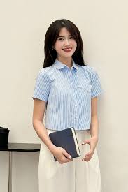 Phối áo sơ mi tay ngắn nữ với quần jeans