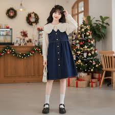 Váy yếm jean phối với áo tay bồng