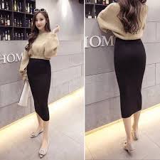 Phối chân váy len với boots cao cổ