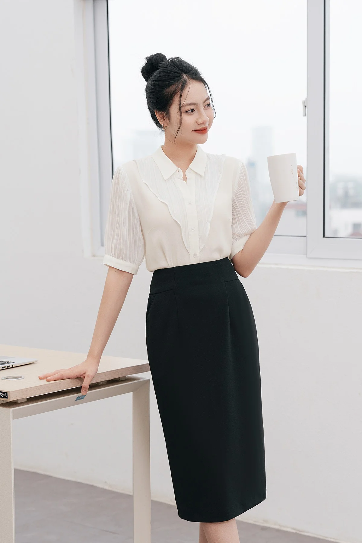 20+ Cách Phối Áo Sơ Mi Trắng Với Chân Váy Sành Điệu 3 Sơ mi trắng mặc với chân váy đen bút chì