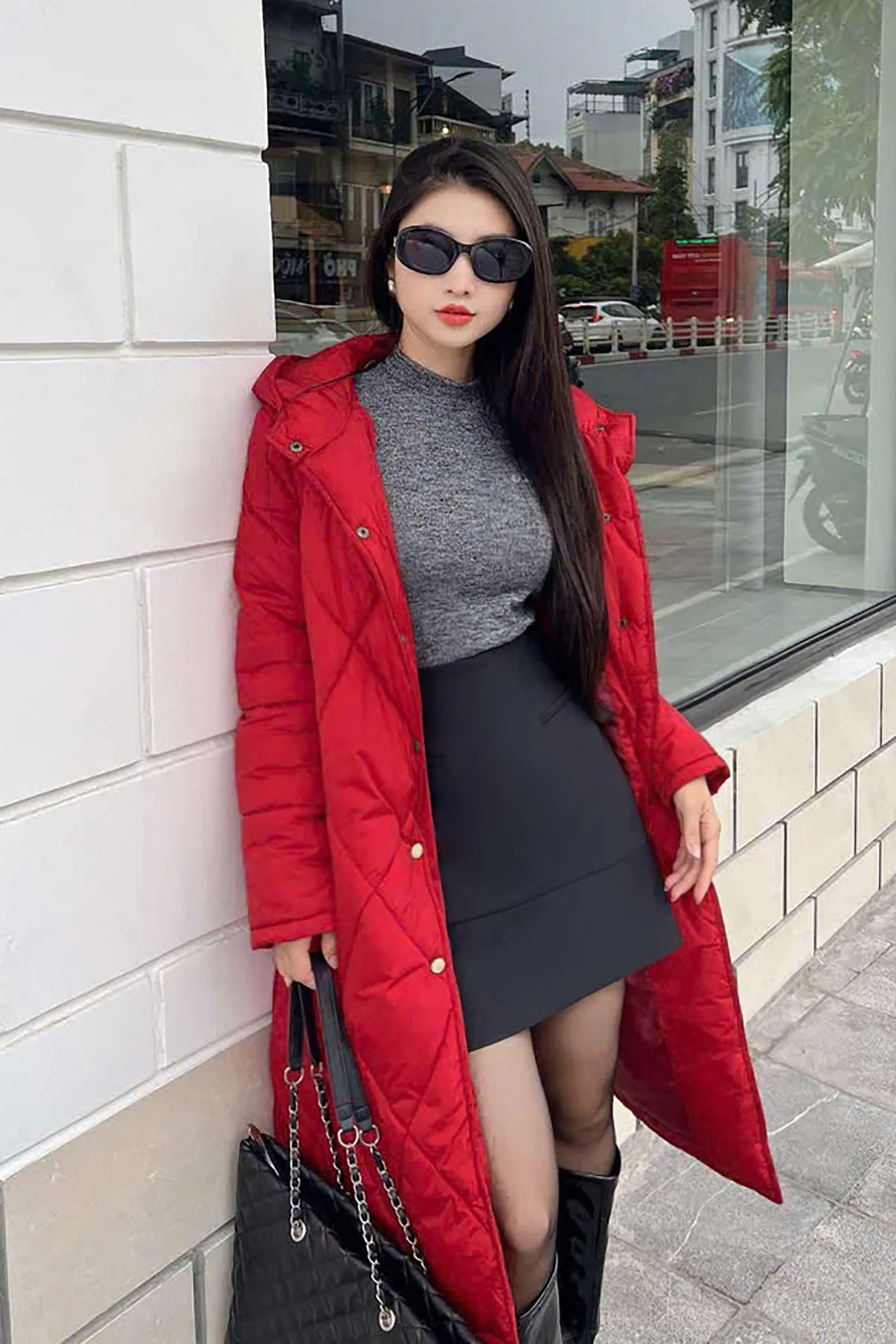 Mặc áo phao dáng dài với chân váy ngắn