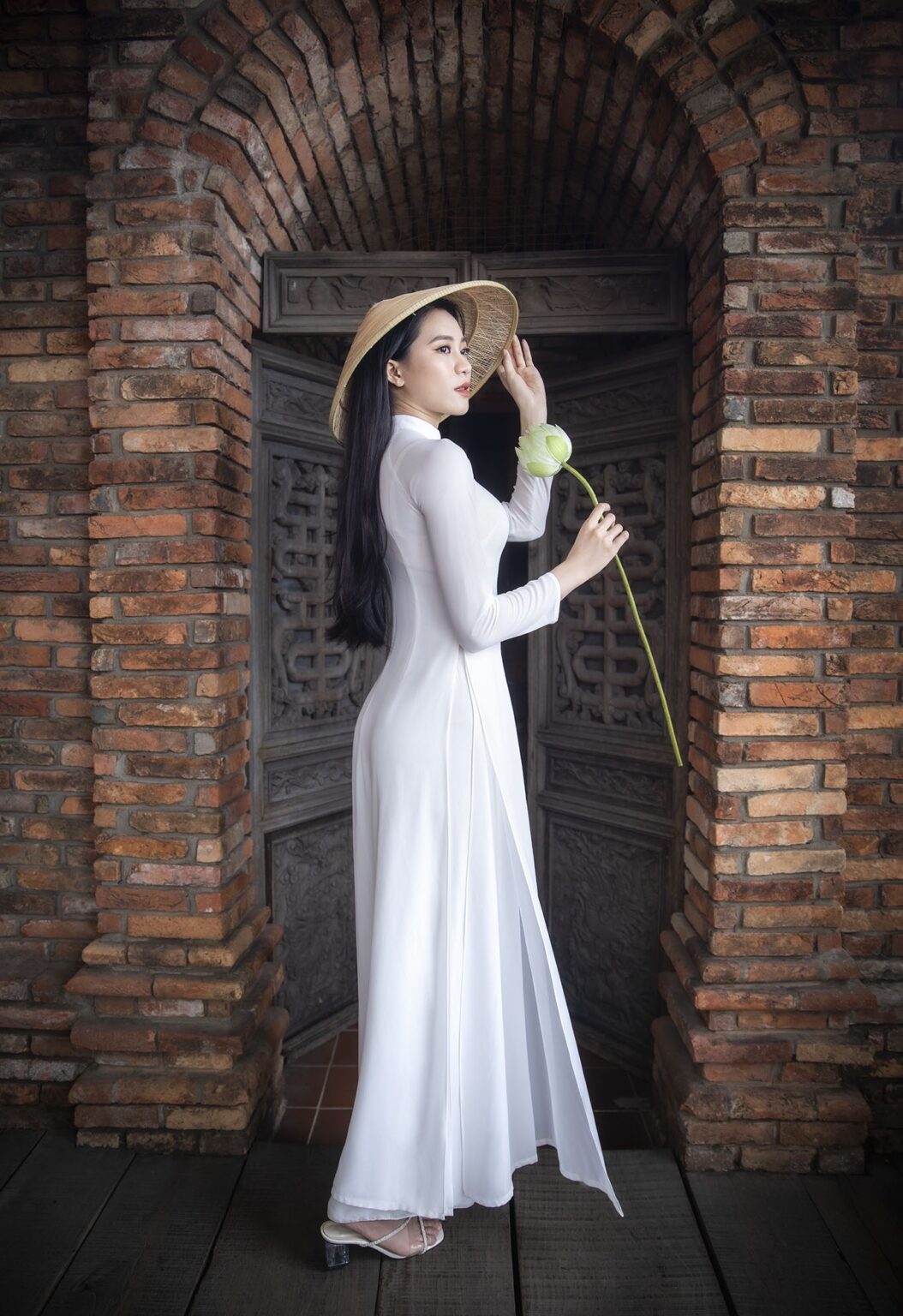 dáng chụp áo dài tết với nón lá