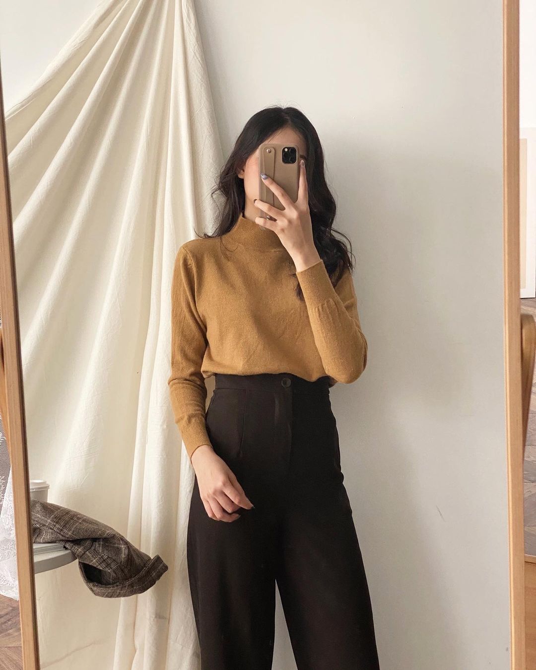 Phối đồ công sở với áo cổ lọ