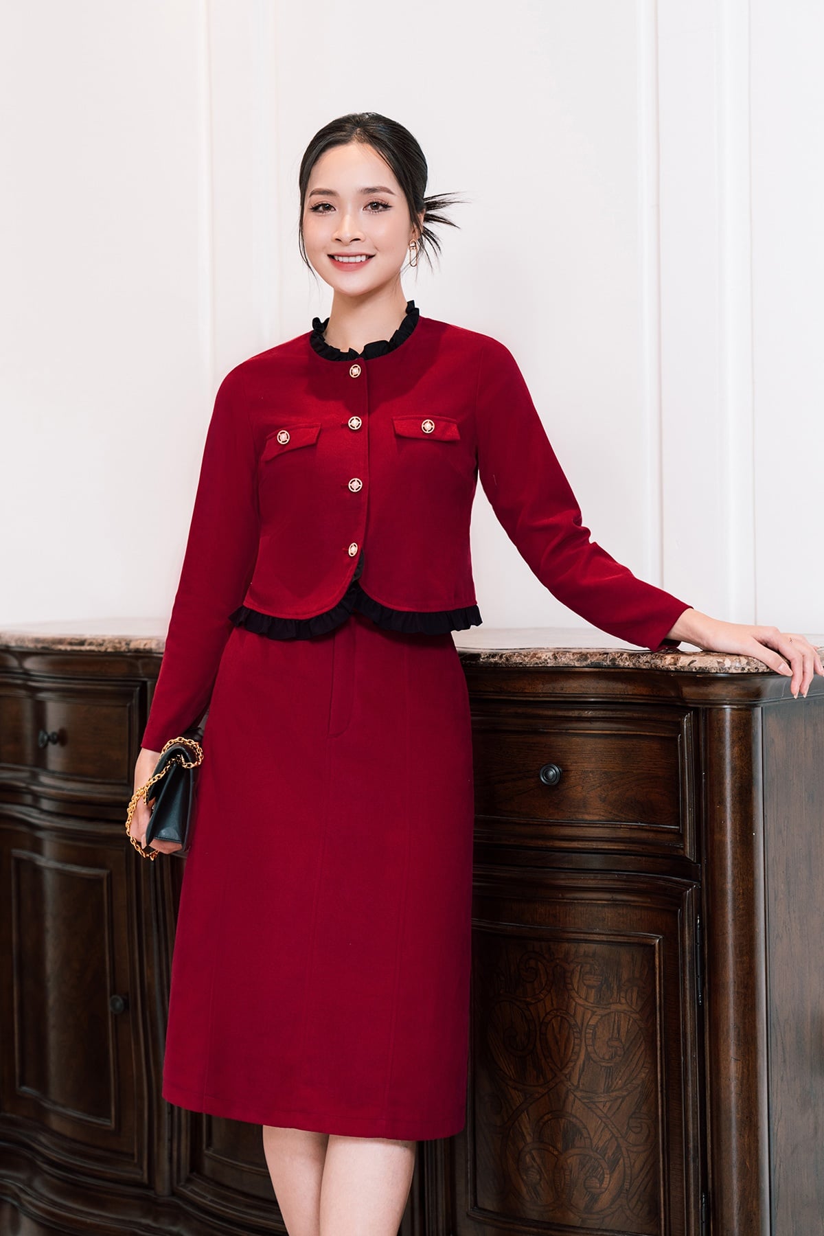 Chân váy đỏ phối áo màu gì