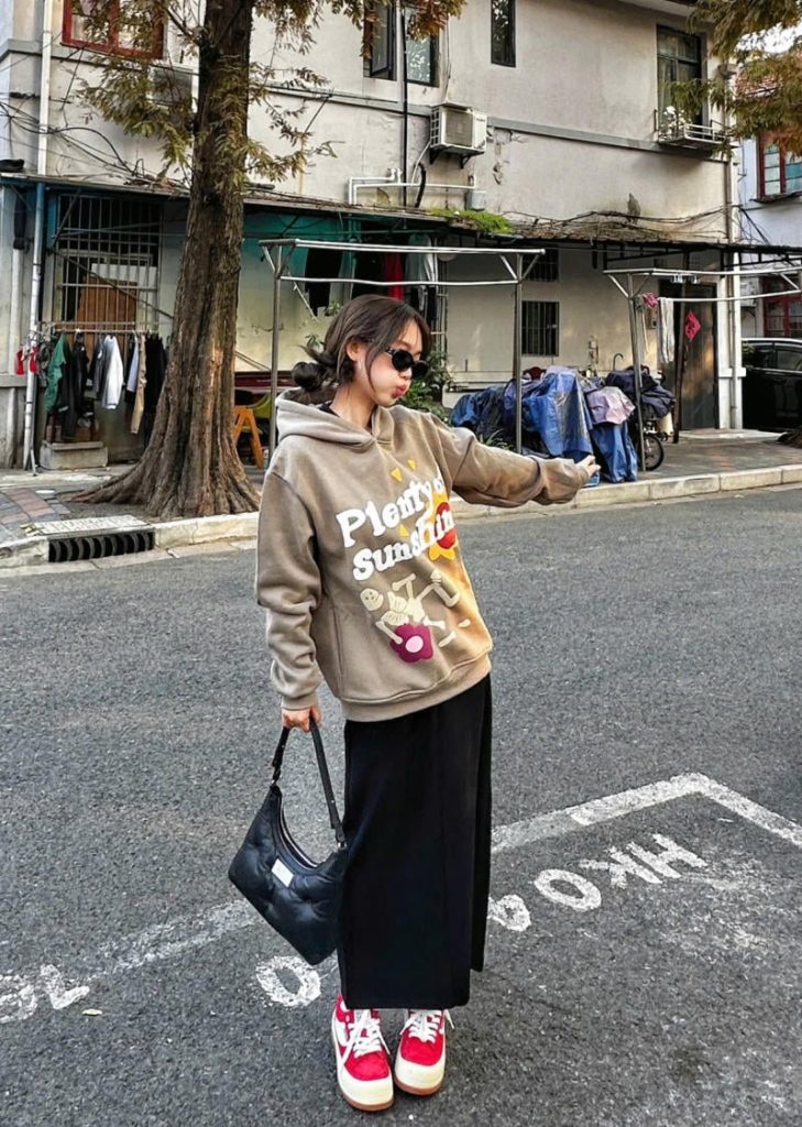 phoi ao hoodie voi chan vay dai 3591