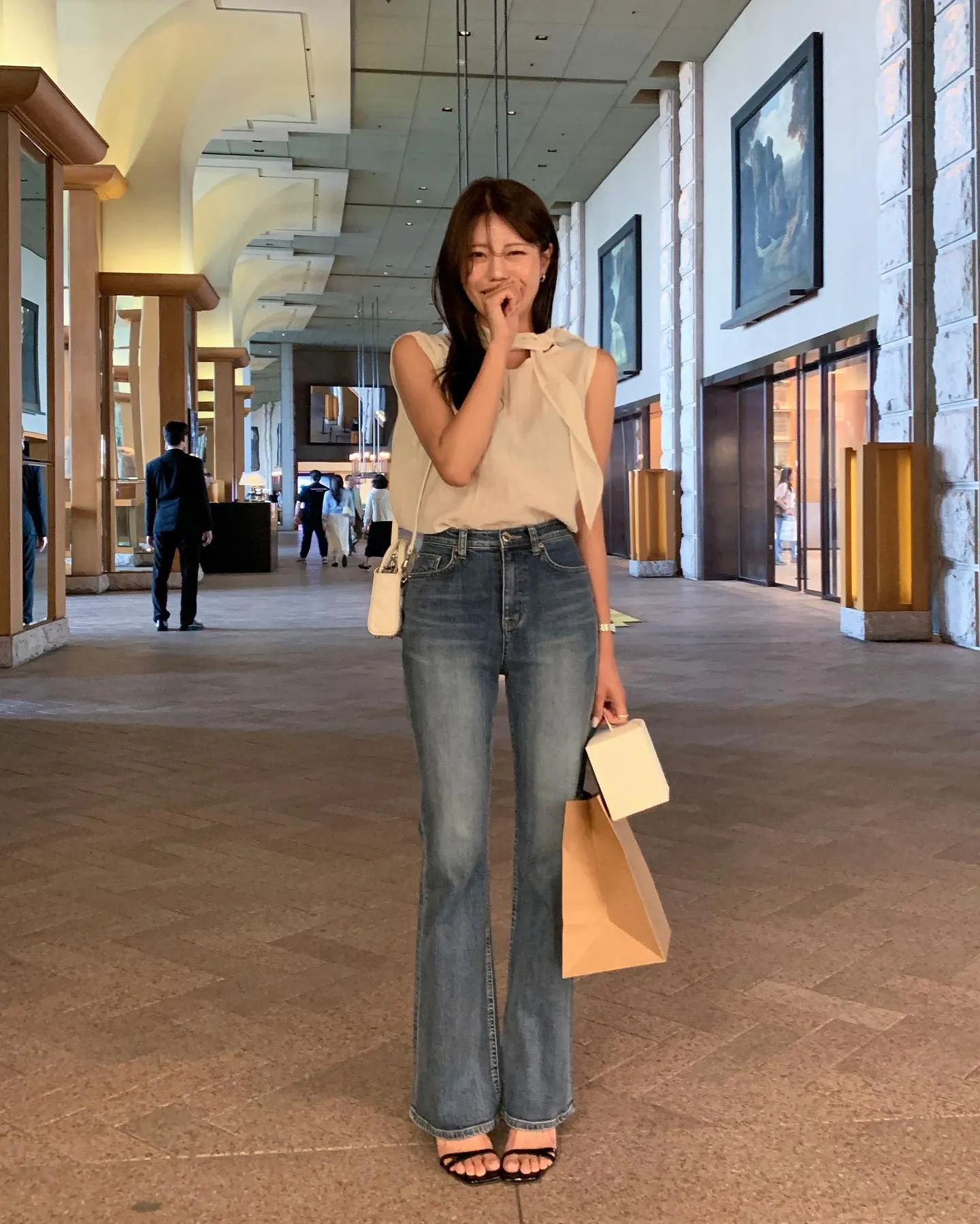 15+ Cách Phối Đồ Với Áo Sát Nách Nữ Sành Điệu Hack Dáng 4 Phối đồ với áo sát nách nữ công sở