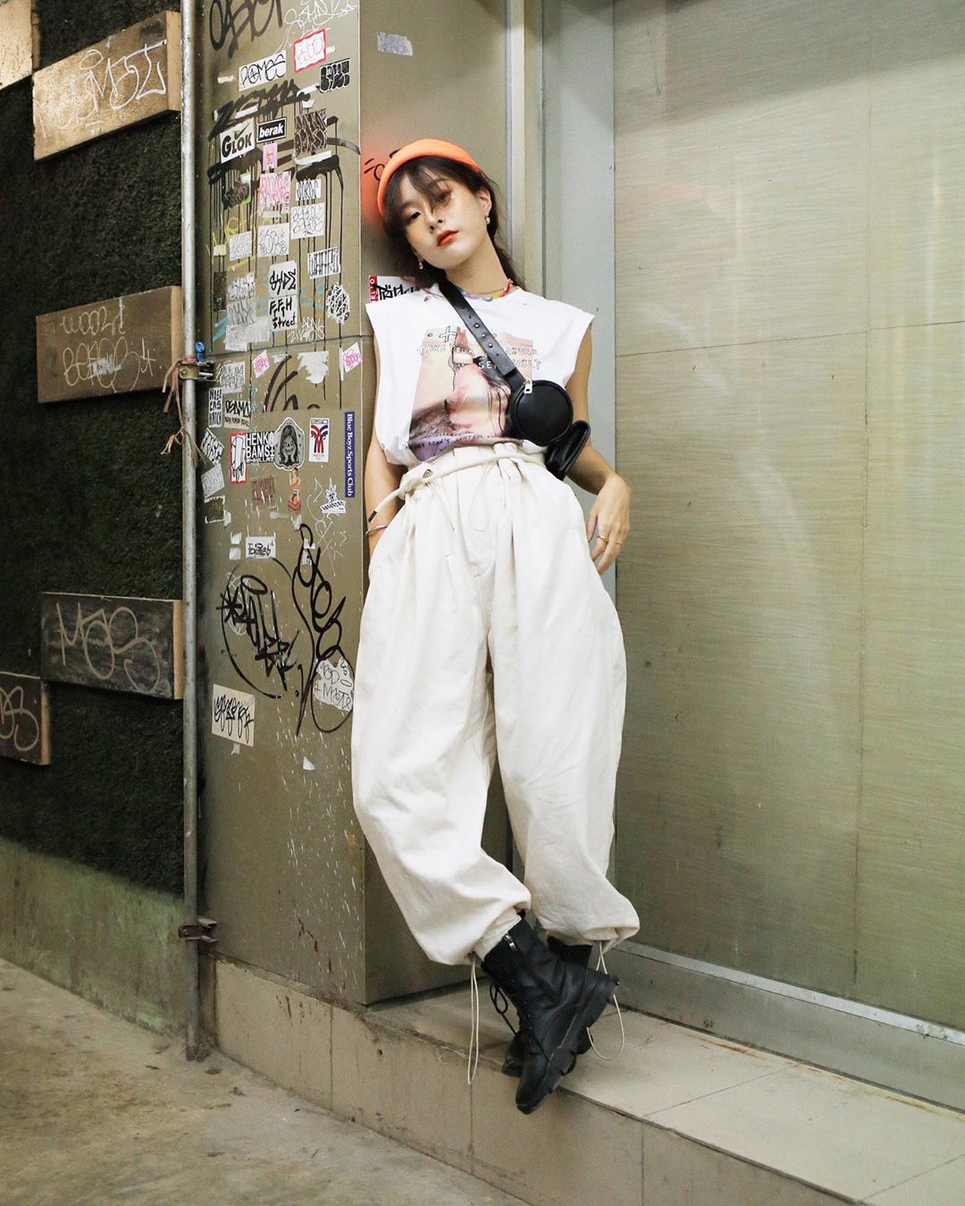 Phối đồ hiphop nữ nổi bật với phụ kiện neon