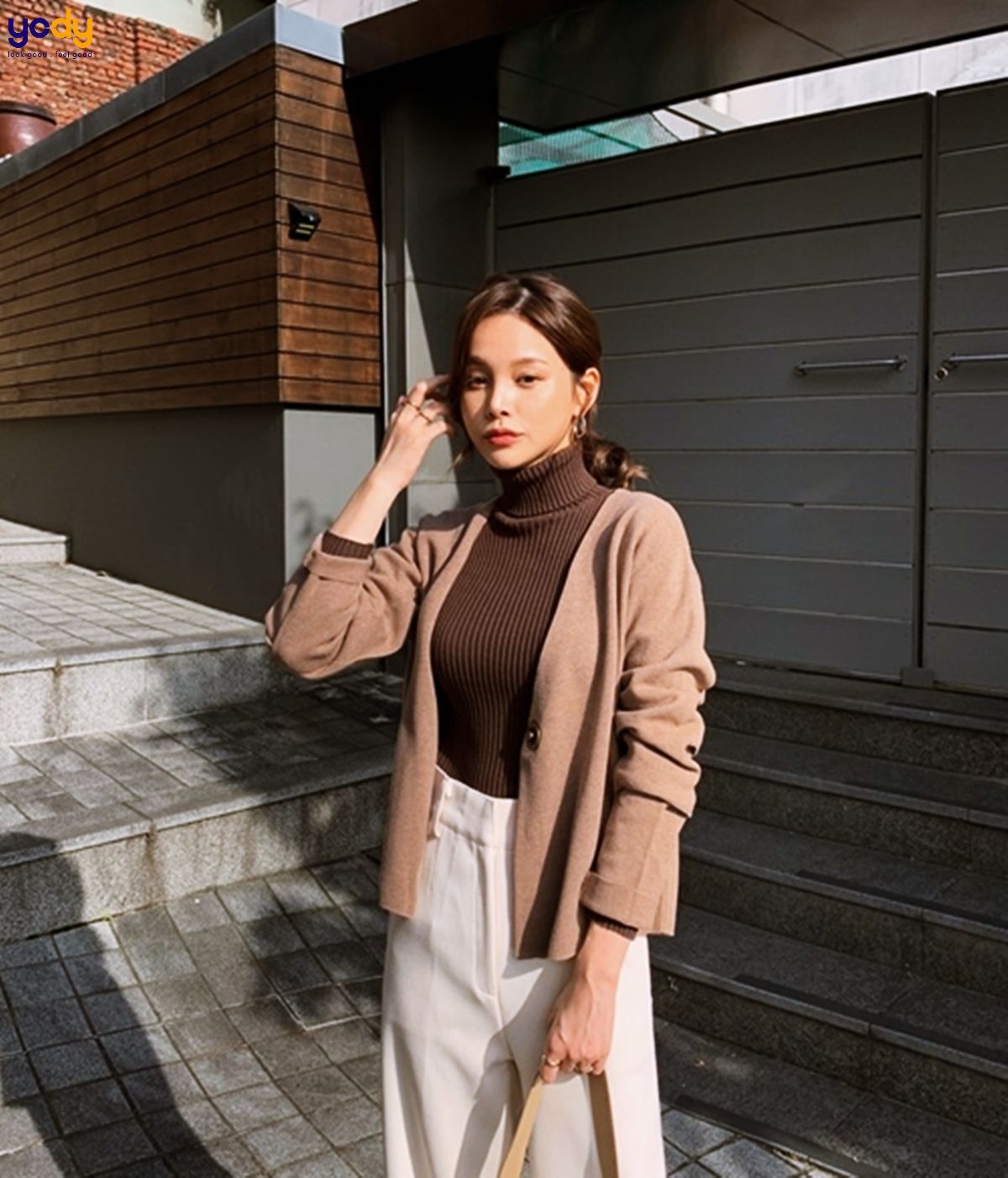 Áo cổ lọ phối với chân váy chữ a