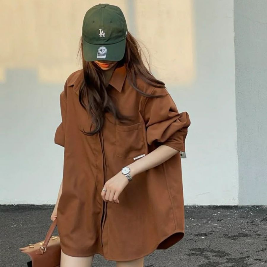 Phối đồ với áo sơ mi oversize nữ và quần jean