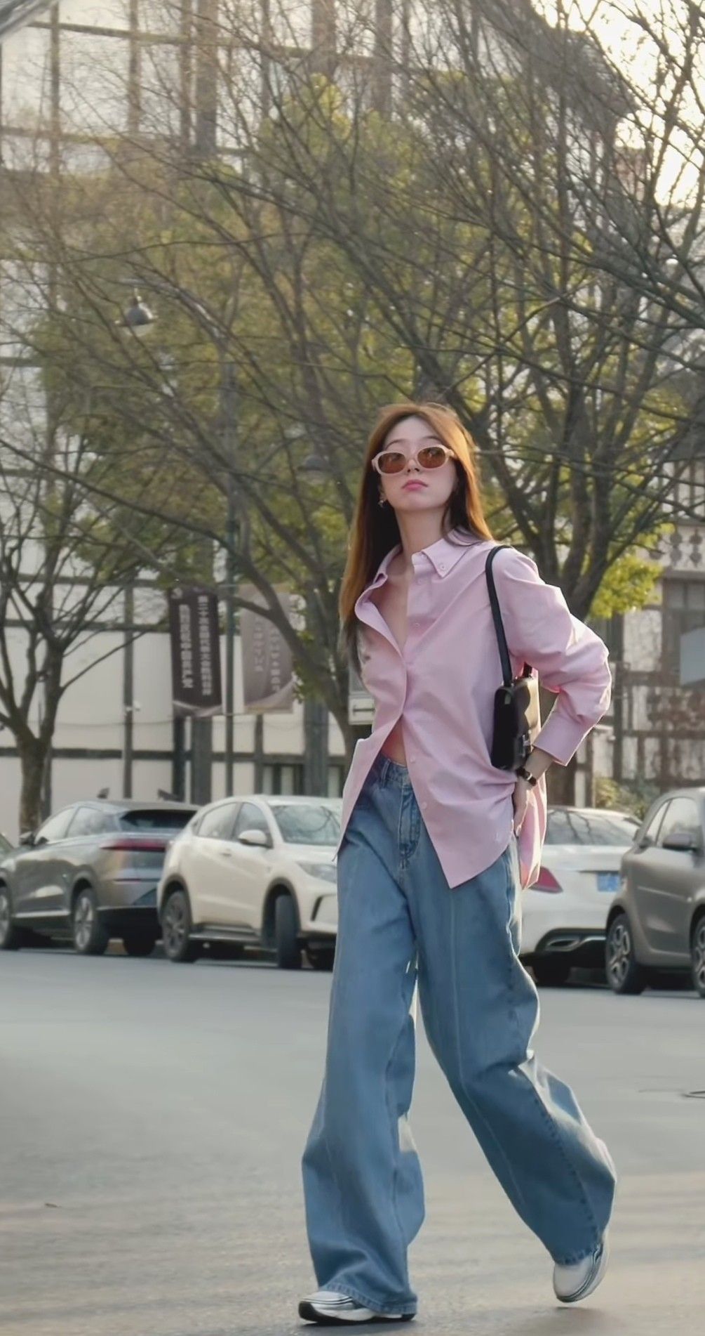 Mix đồ với áo sơ mi oversize nữ công sở