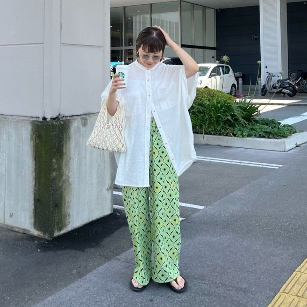 Phối áo sơ mi oversize nữ với chân váy ngắn