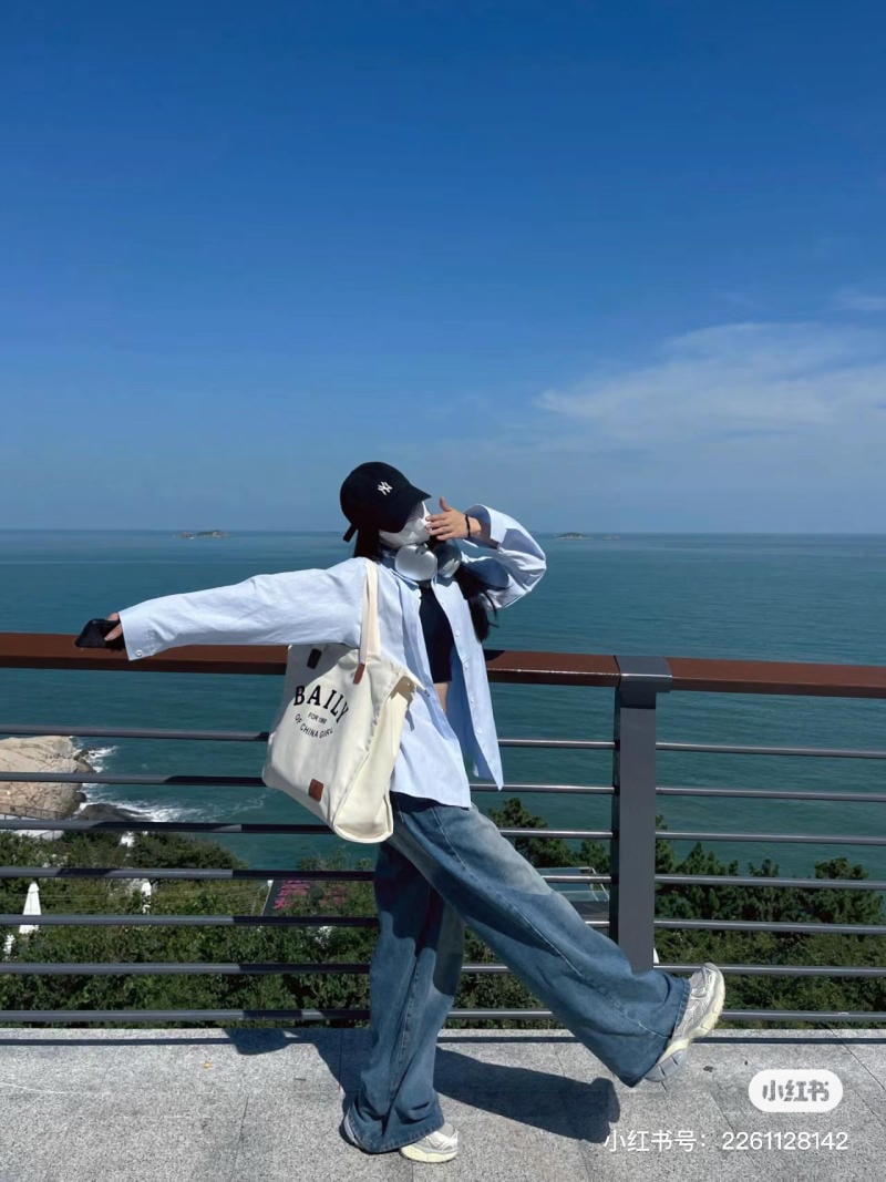 Phối áo sơ mi xanh nữ với quần short