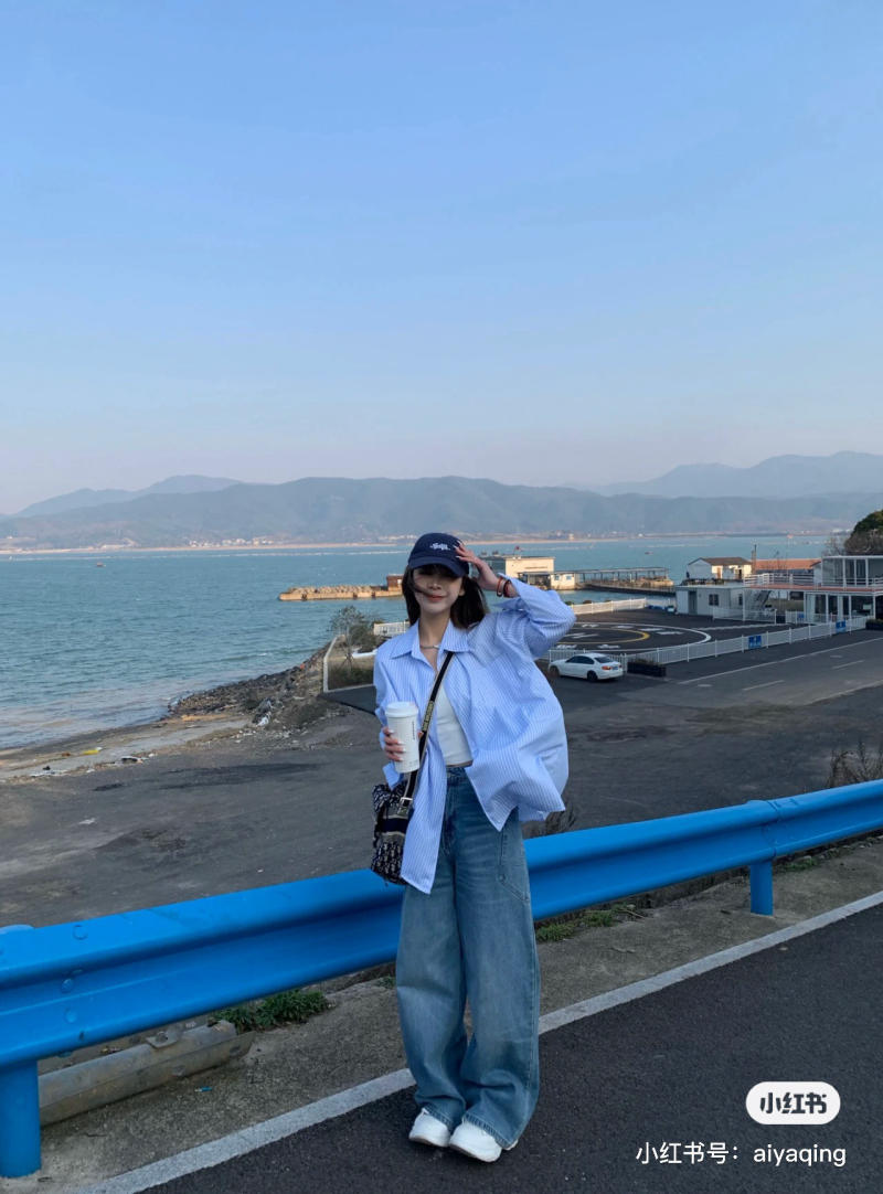 Phối áo sơ mi xanh nữ khoác ngoài