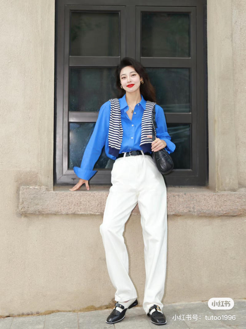 Phối áo sơ mi xanh nữ với chân váy