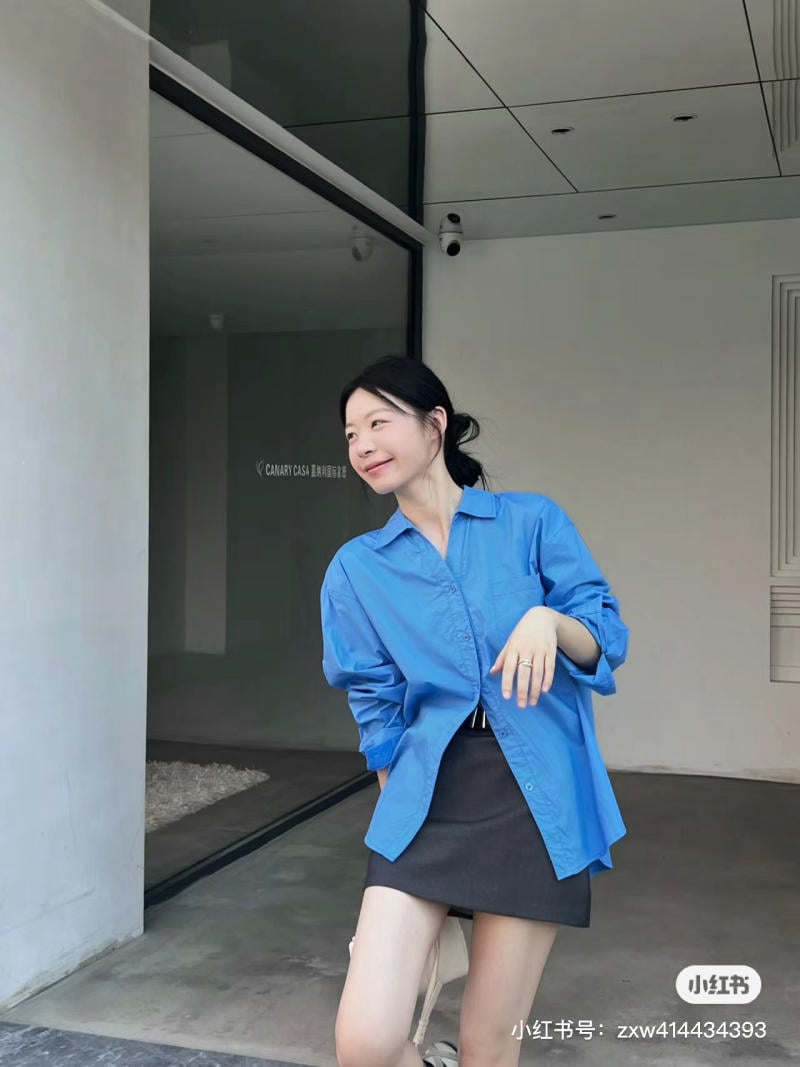 Phối đồ với áo sơ mi xanh và quần jean