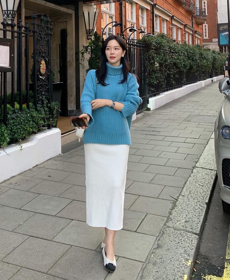 Outfit với chân váy trắng dài mùa đông