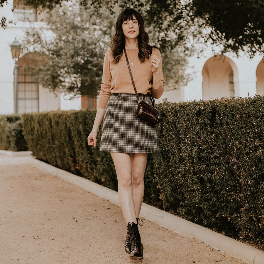 Bật Mí 10+ Cách Phối Đồ Với Giày Boot Nữ Cổ Thấp Sành Điệu 4 Mặc đầm với boot cổ thấp