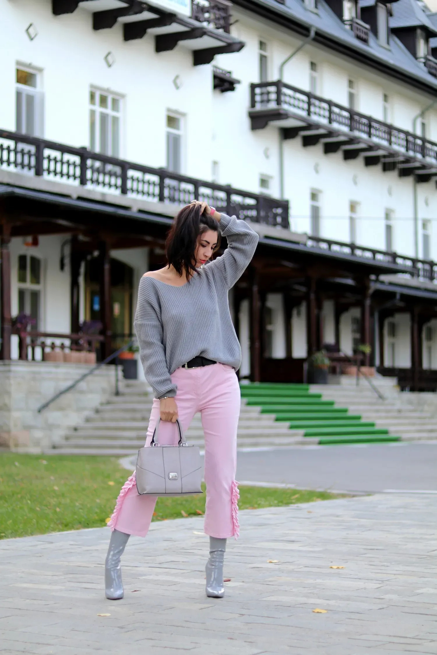 Quần hồng công sở phối đồ