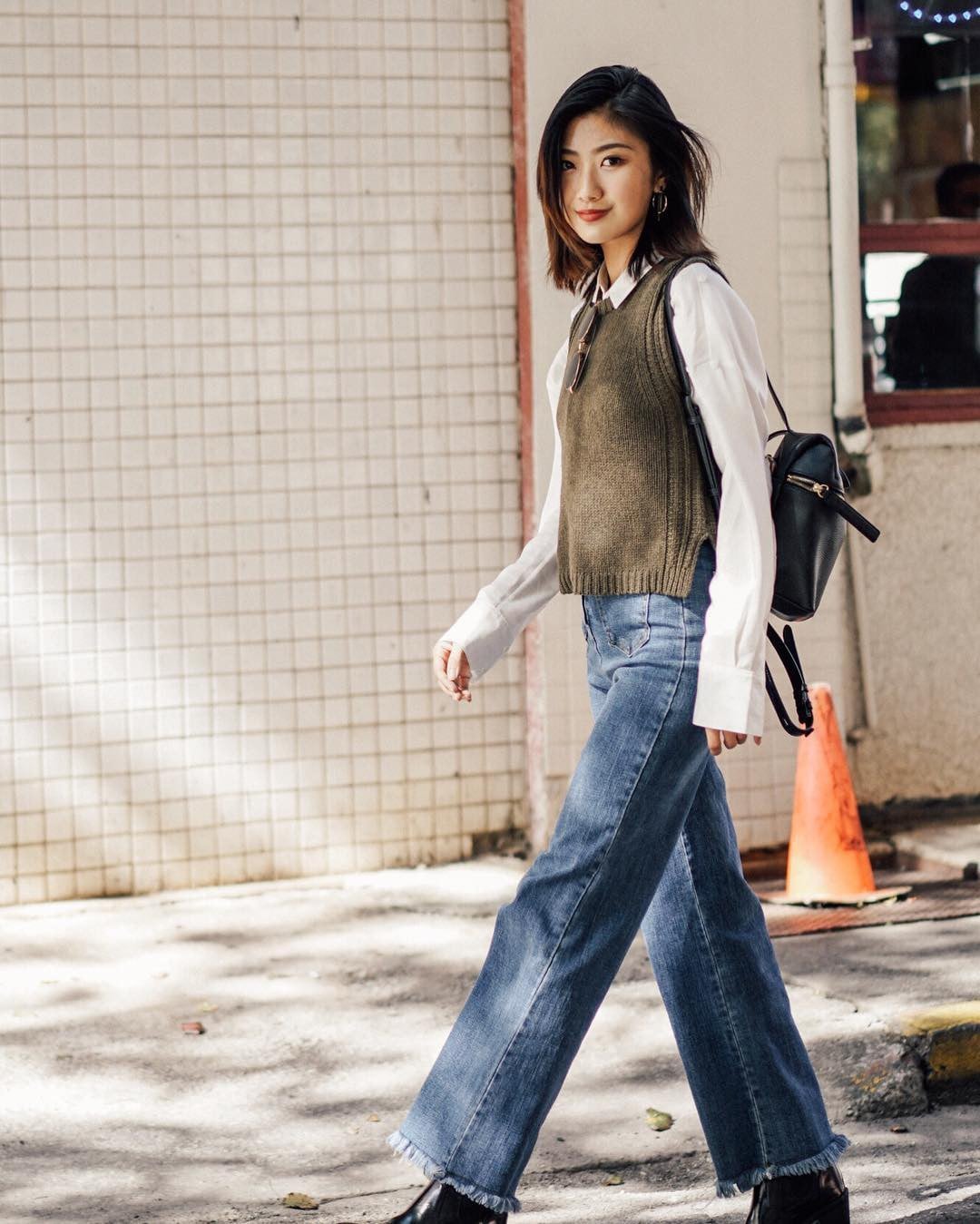 Phối áo gile len với áo thun và quần jeans