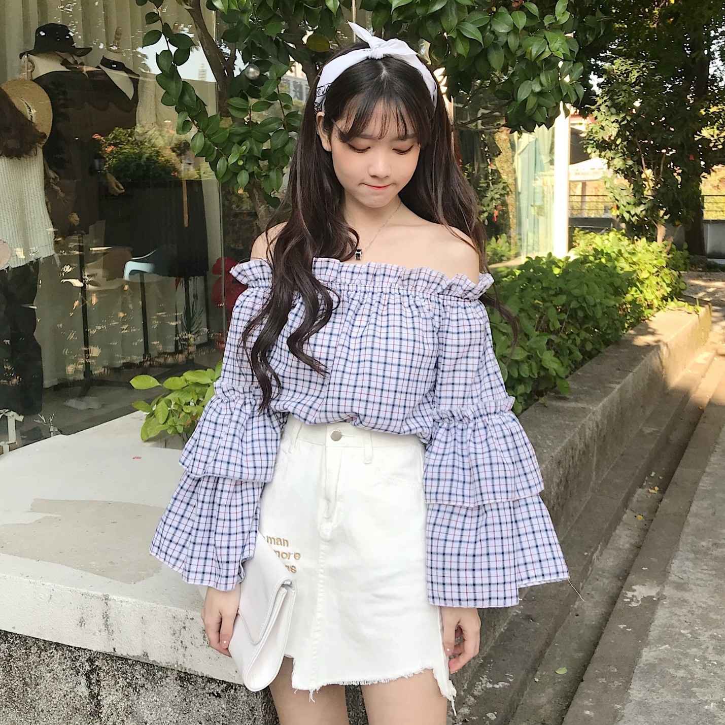 Chân váy xoè ngắn mặc với áo gì