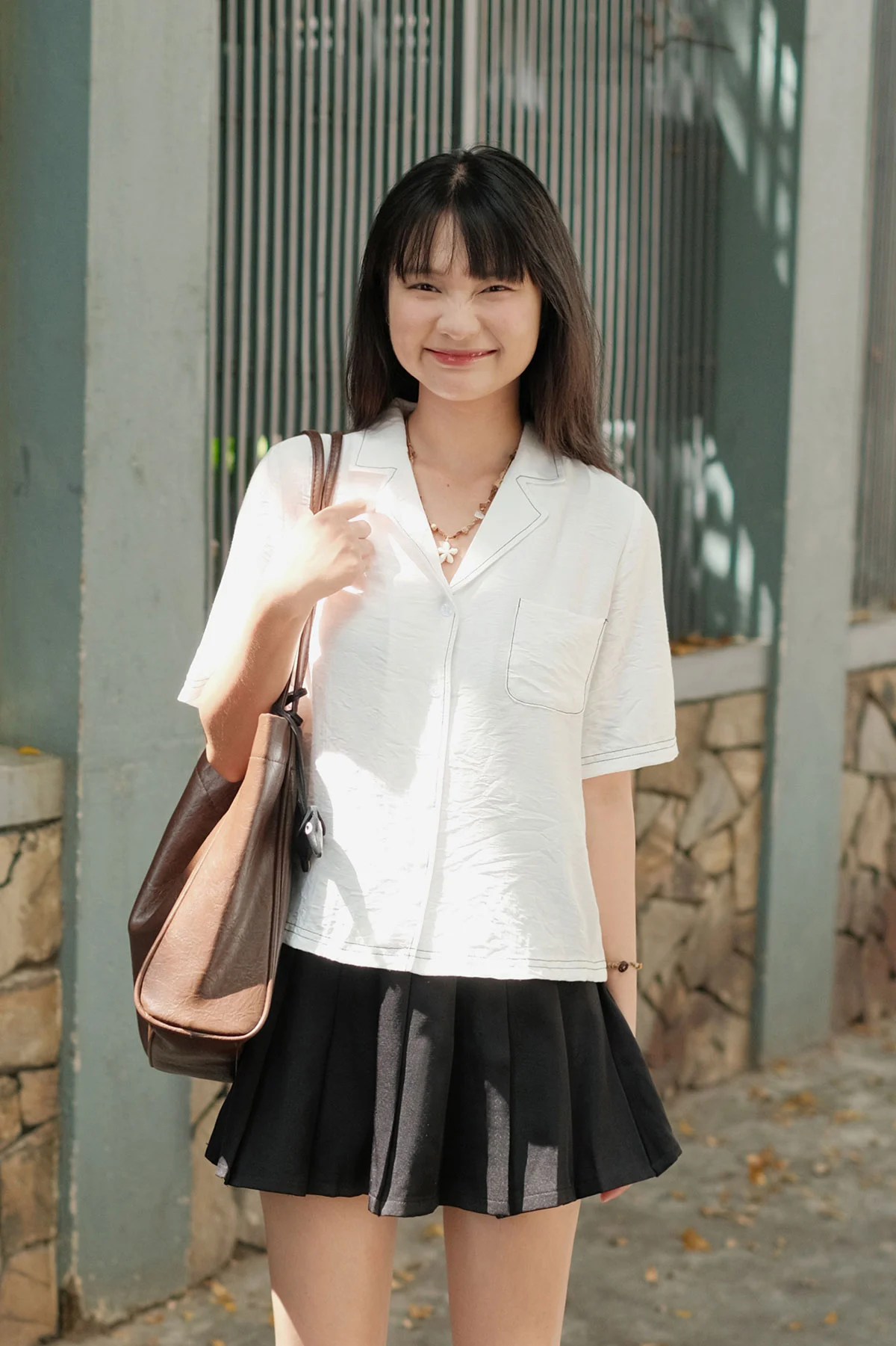 Phối đồ với áo sơ mi trắng nữ và chân váy ngắn