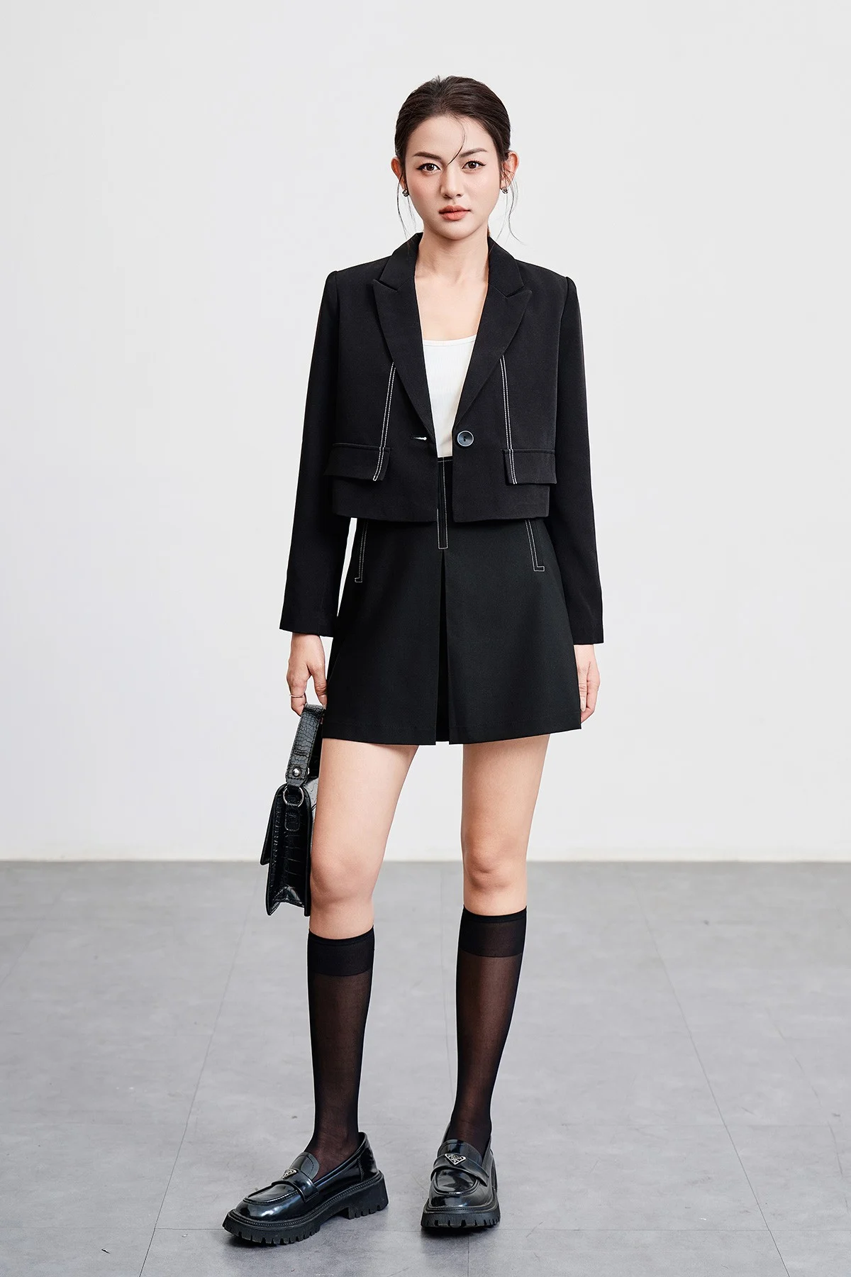 Cách phối đồ với chân váy xoè ngắn