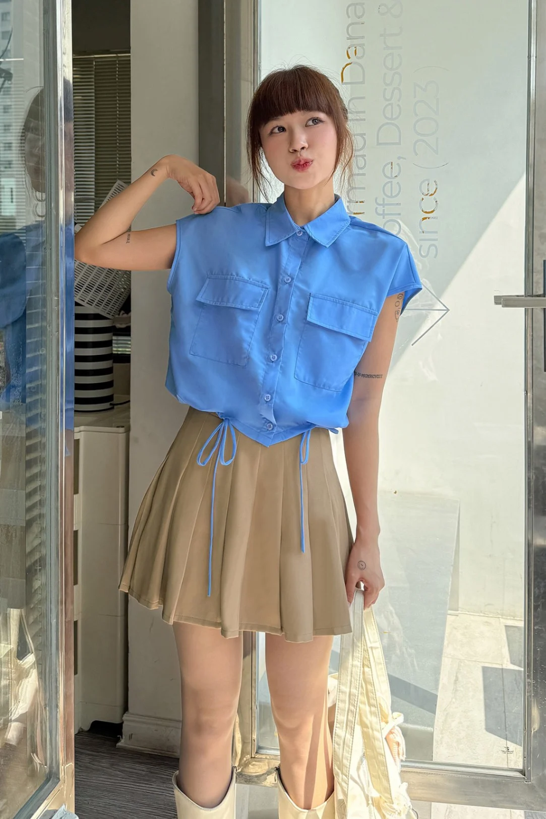 Mặc áo sơ mi với chân váy chữ A