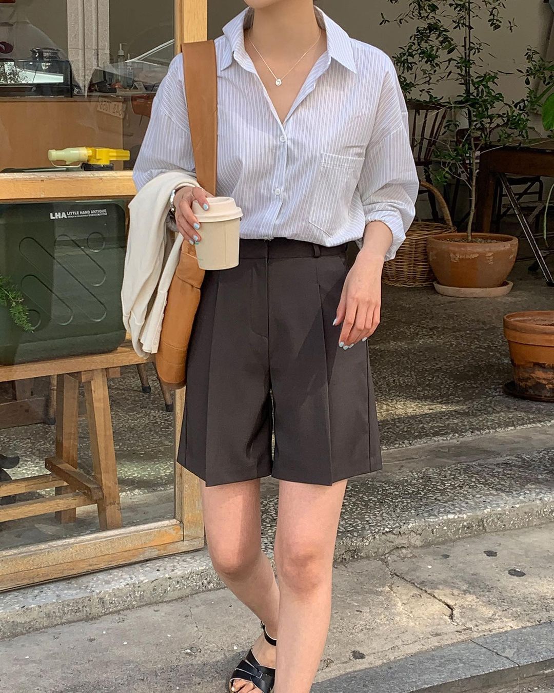 10+ Cách Phối Áo Sơ Mi Với Quần Short Nữ Hack Dáng 9 Phối đồ tone sur tone với quần short nữ