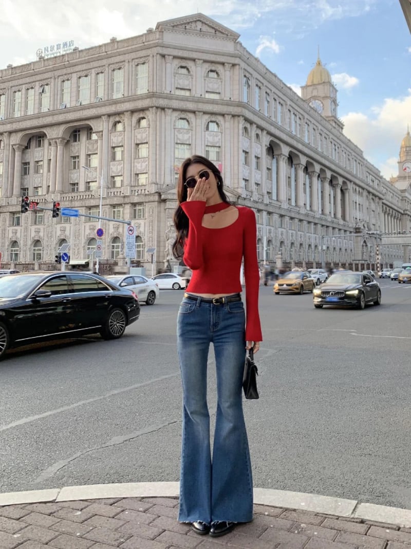 quần ống loe mặc với áo gì mùa đông