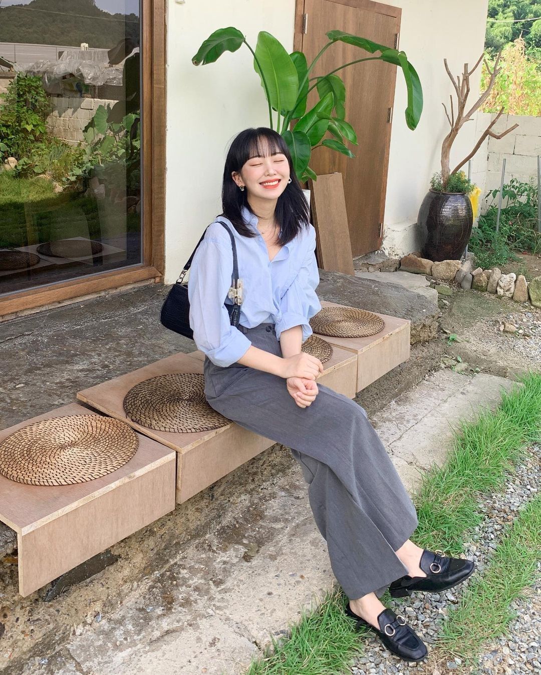 Cách phối đồ công sở với quần tây xám