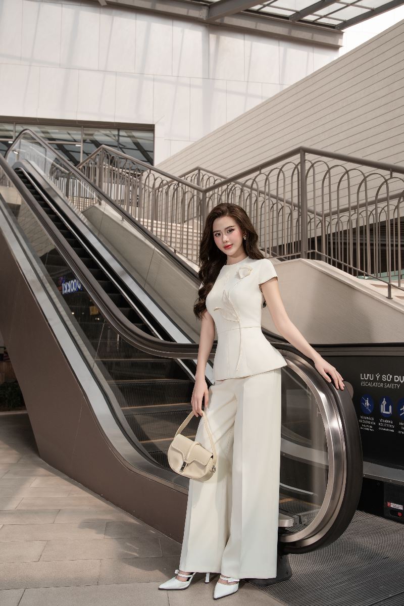 Áo Peplum Phối Quần Ống Rộng 10+ Cách Mix Đồ Hack Dáng 1 Set áo peplum phối quần ống rộng trắng