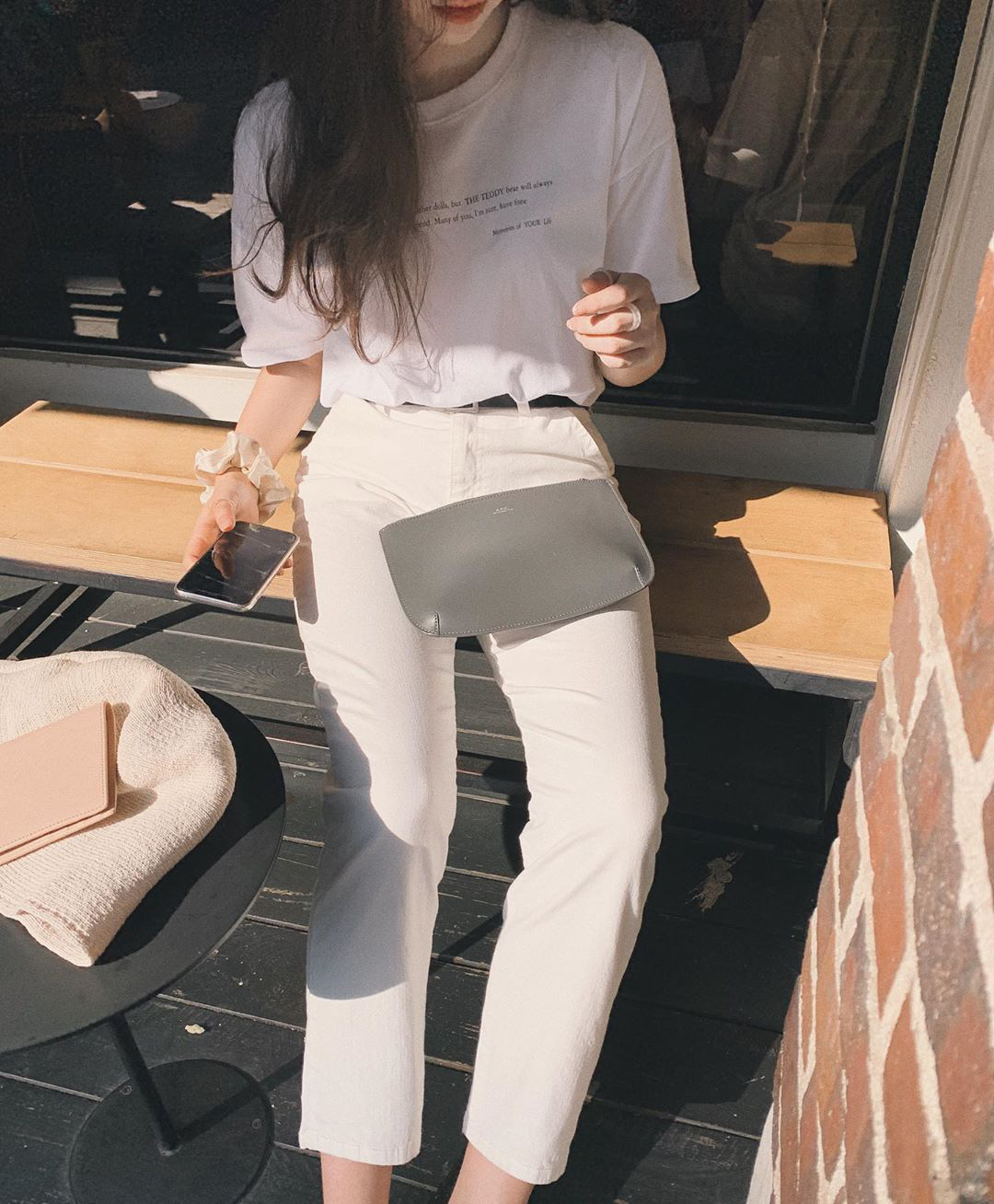 Phối đồ với quần jean trắng nữ theo phong cách tối giản