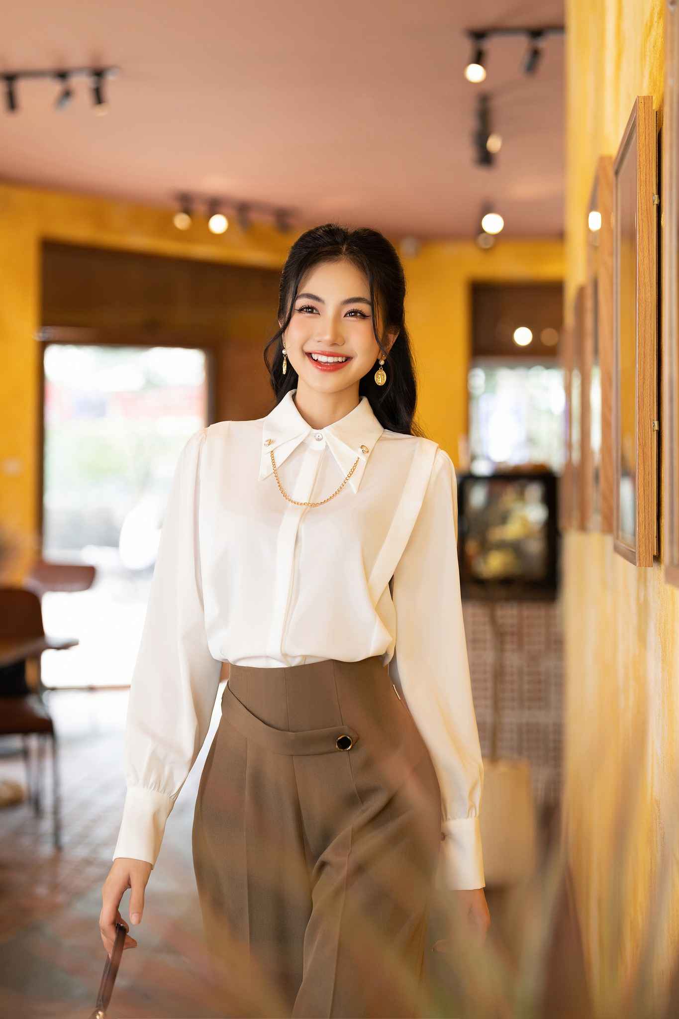 Phối đồ áo sơ mi trắng nữ kiểu Hàn Quốc