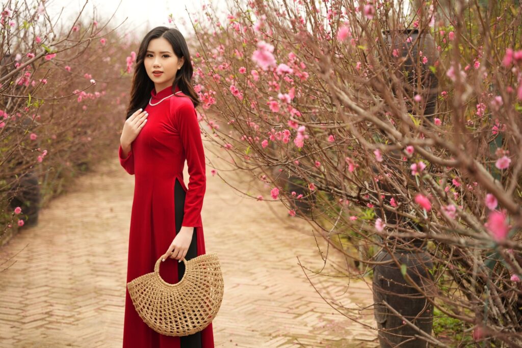 tạo dáng chụp hình tết với áo dài