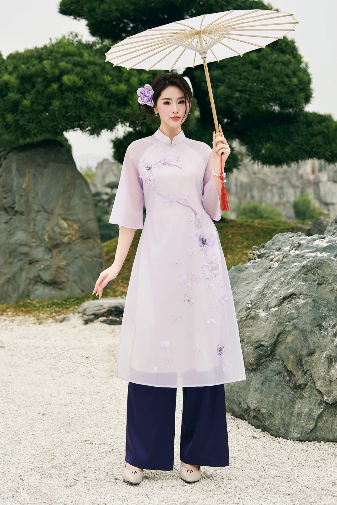 tạo dáng chụp ảnh áo dài với ô