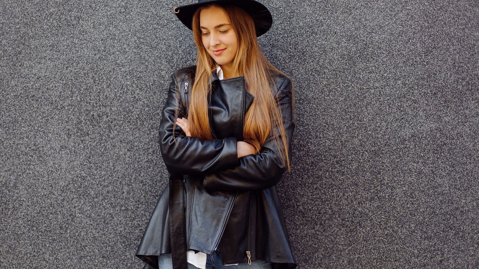 Phối đồ với áo khoác da nữ