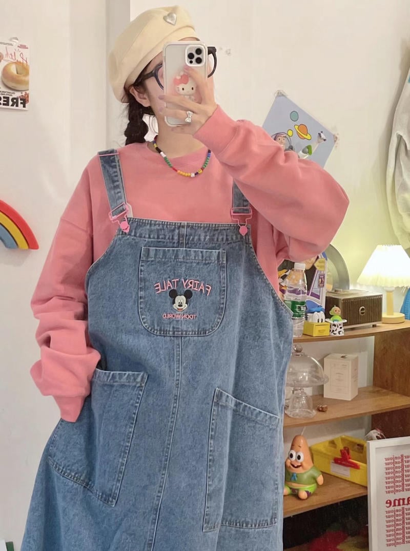 Váy Yếm Bò Mặc Với Áo Gì Mùa Đông? 10+ Cách Phối Đồ Ấm Áp 2 Váy yếm bò phối áo hoodie năng động