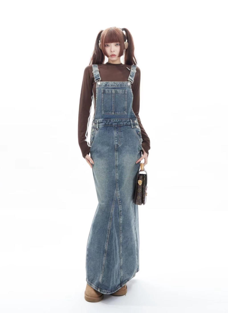 Váy Yếm Bò Mặc Với Áo Gì Mùa Đông? 10+ Cách Phối Đồ Ấm Áp 5 Váy yếm bò mặc với áo gì mùa đông