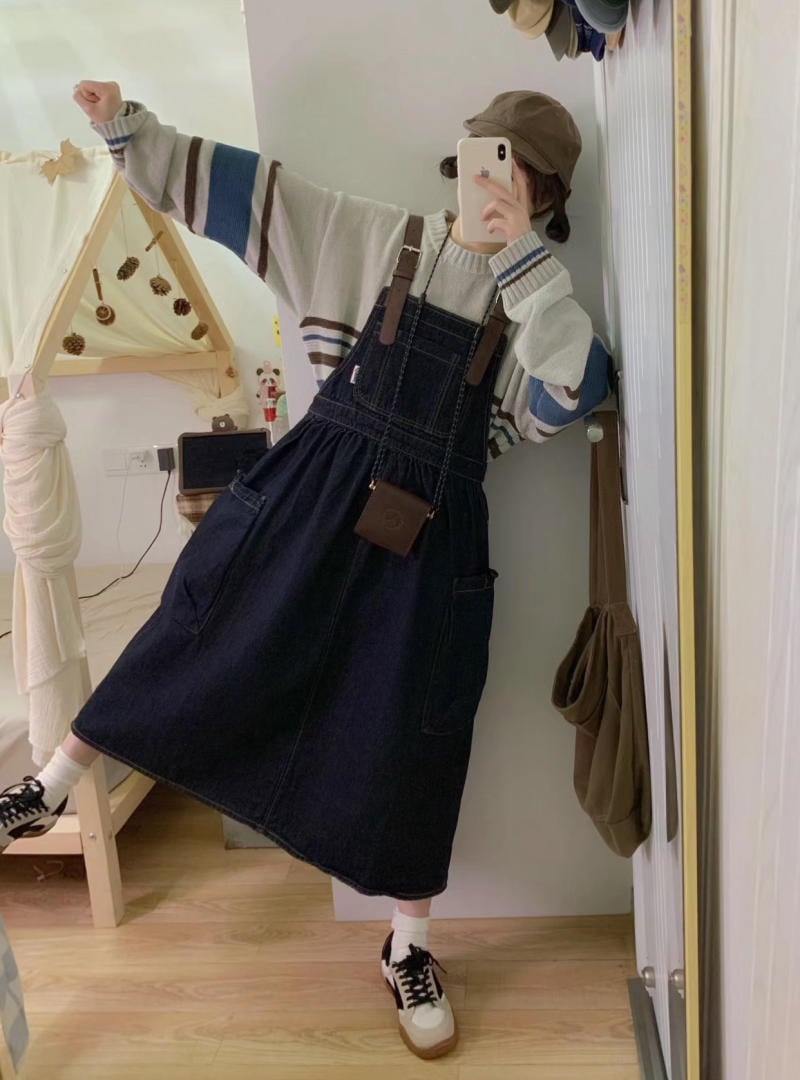 Váy Yếm Bò Mặc Với Áo Gì Mùa Đông? 10+ Cách Phối Đồ Ấm Áp 3 Cách mặc yếm bò với áo thun dài tay