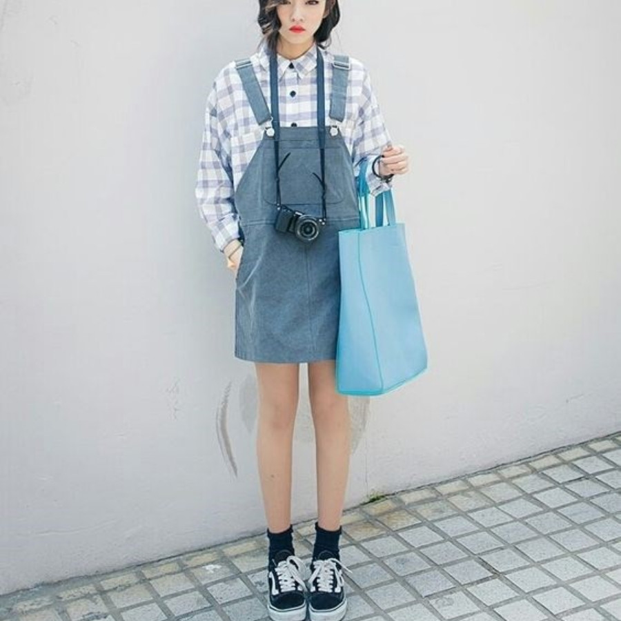 Váy yếm jean đi với giày gì