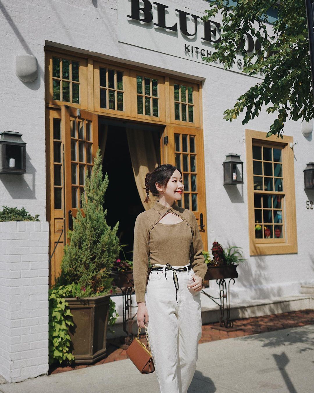 Quần trắng mặc áo gì? 15+ cách phối đồ thời thượng 5 quần trắng mặc áo gì mùa thu