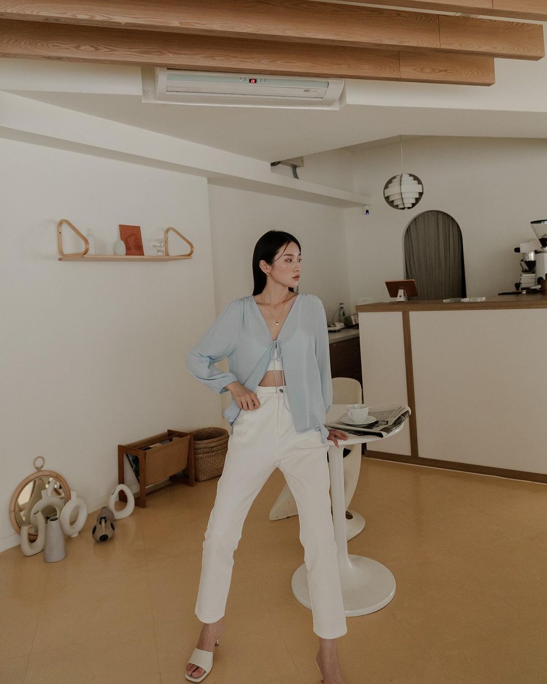 Quần trắng mặc áo gì? 15+ cách phối đồ thời thượng 3 quần trắng mặc với áo croptop